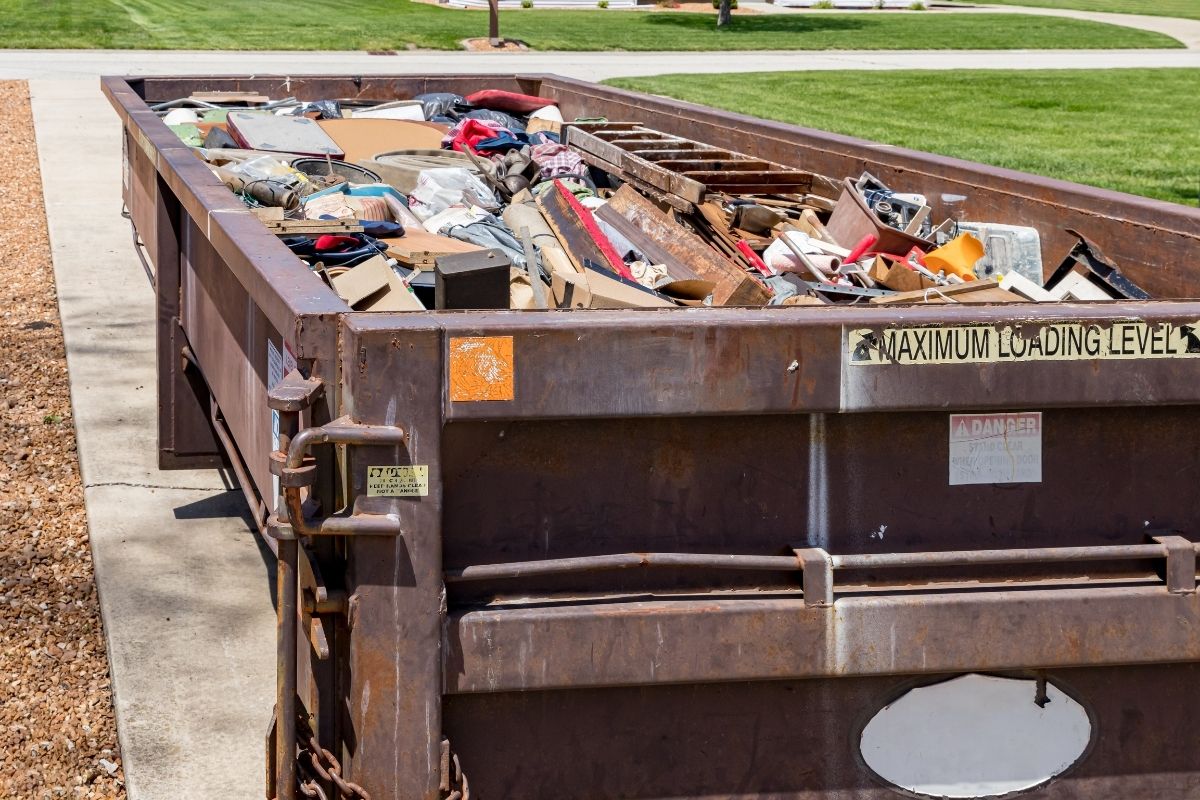 3 Benefits of Using Waste Cleanup Companies